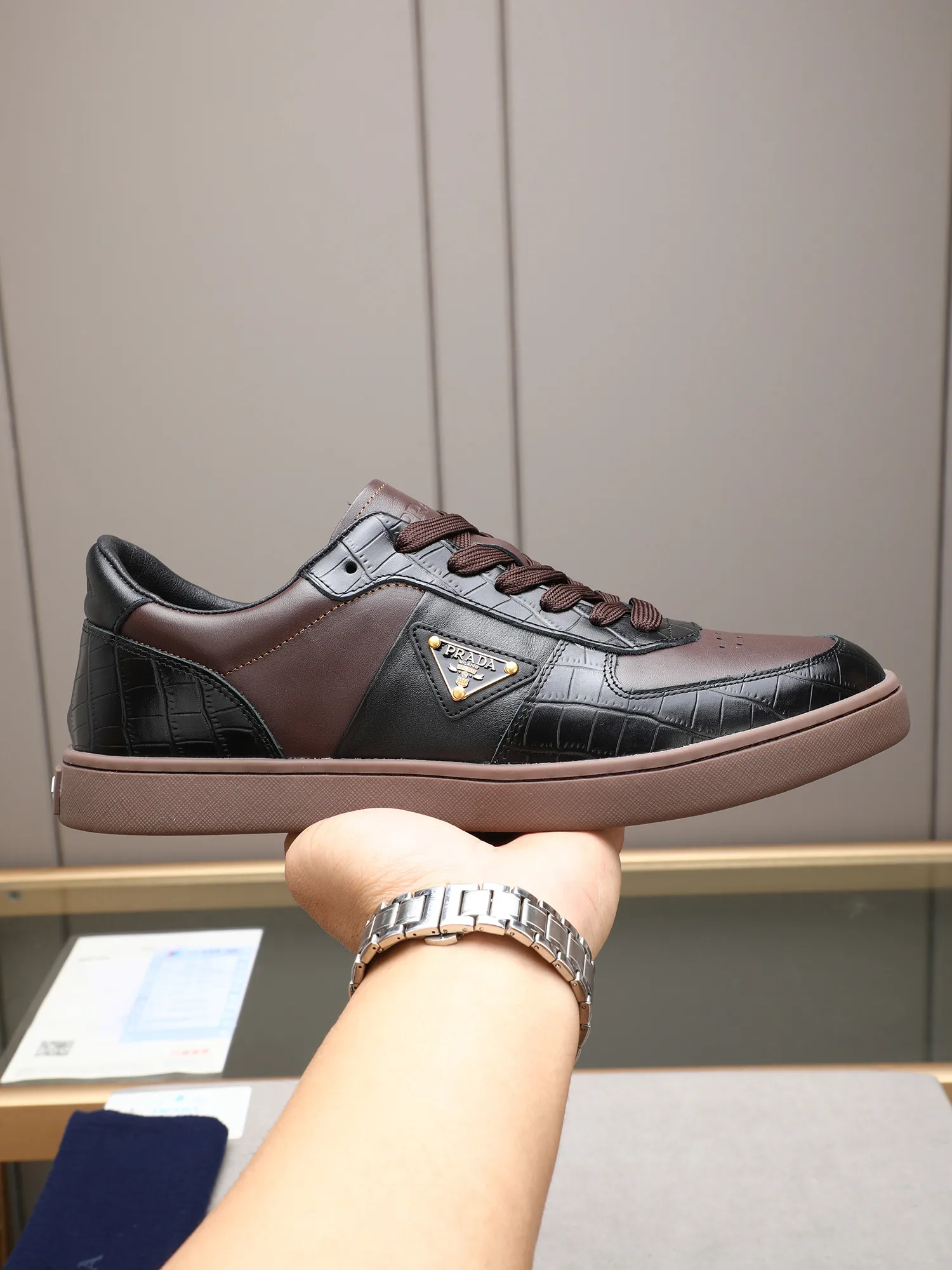 Men's shoes💰420💰 Brand: PRADA (Prada) Standard code: Men's code 38–44 (45 can be customized) Material: Original cowhide, breathable sheep lining Special outsole Style category: Men's fashionable casual sneakers Low-key luxury! Color: actual picture color